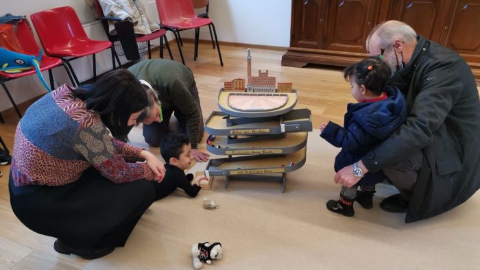 I Gruppi Piccoli delle contrade donano una pista dei barberi a Mustafa