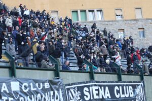 Somministrazione alcolici per partite di calcio, il divieto resta solo all’interno dello stadio