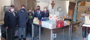 L'Associazione Nazionale Polizia di Stato dona generi alimentari alla Caritas per le famiglie bisognose