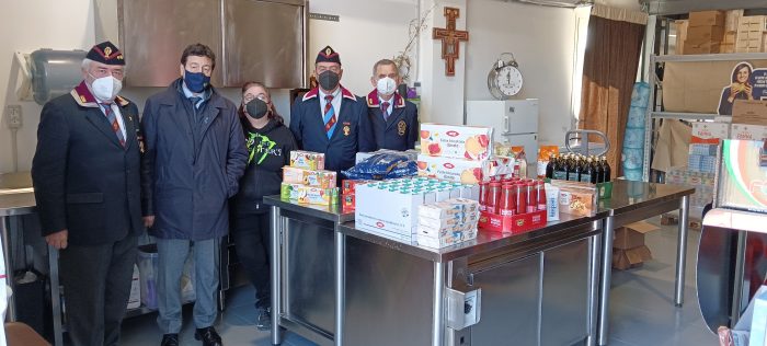 L'Associazione Nazionale Polizia di Stato dona generi alimentari alla Caritas per le famiglie bisognose