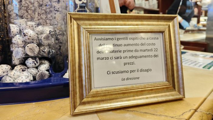 L'avviso al bar: "Da martedì aumento dei prezzi a causa delle materie prime sempre più care"