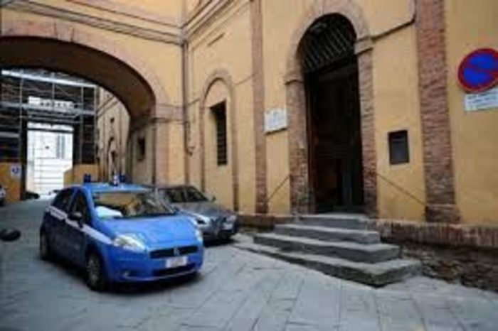 Siena: porsche con targa russa vandalizzata, indaga la Questura