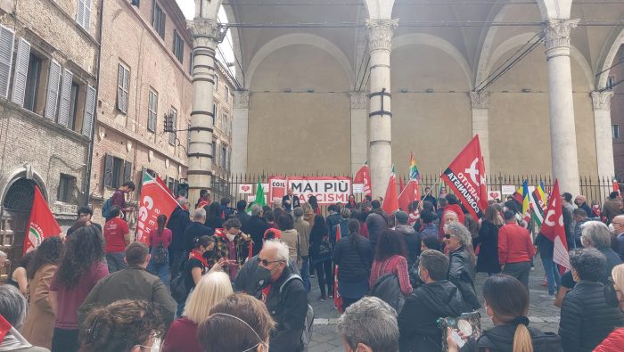 Scritte omofobe all'Università, la condanna della società civile: "Fascisti e omofobi fuori dall’Ateneo e da Siena"