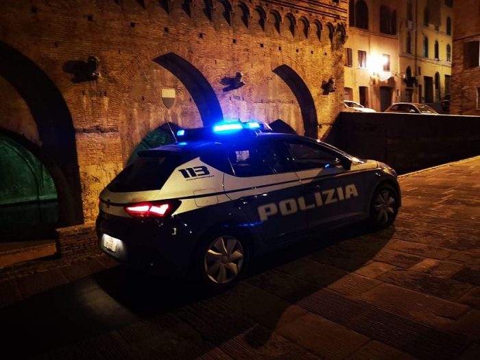 Ubriachi, sbagliano palazzo e danneggiano la porta: denunciata coppia di turisti americani