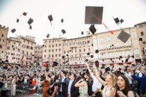 Graduation Day, 800 laureati in Piazza del Campo per il lancio del Tocco