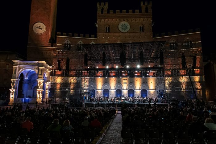 La Filarmonica Toscanini diretta da Beatrice Venezi domani in Piazza del Campo a Siena