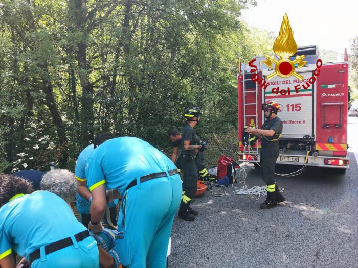 Rosia: cade nella scarpata, recuperata dai vigili del fuoco