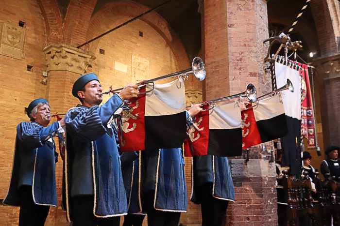 Palio 16 agosto, dalle 18 in diretta su Siena Tv la presentazione del drappellone di Guasco