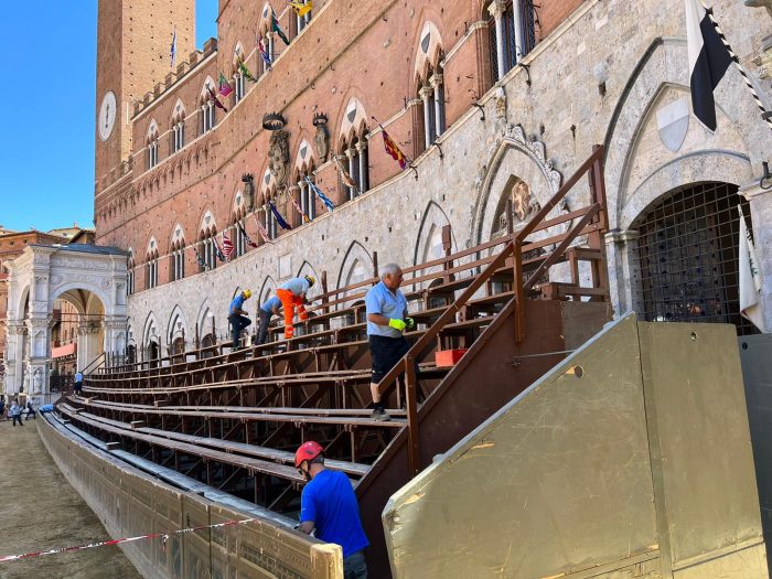 Montato il palco delle comparse, stasera i cittini delle contrade avranno il loro posto