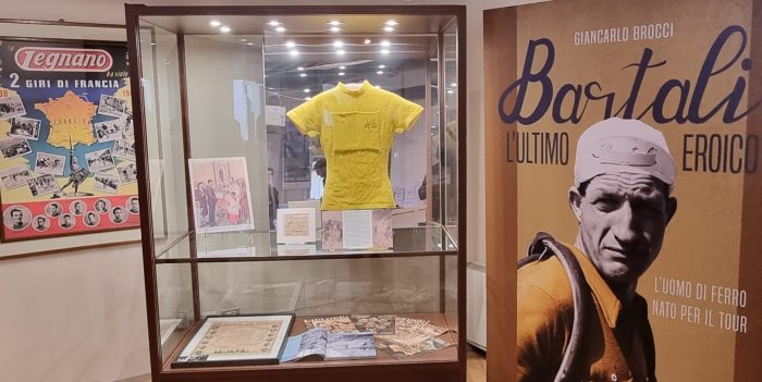 La storica maglia di Bartali del Tour 1948 restaurata da Opera Laboratori ed esposta a Gaiole