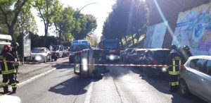 Auto ribaltata in viale Don Minzoni, traffico in tilt