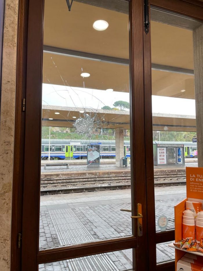 Siena: tentato furto nella notte alla farmacia della stazione