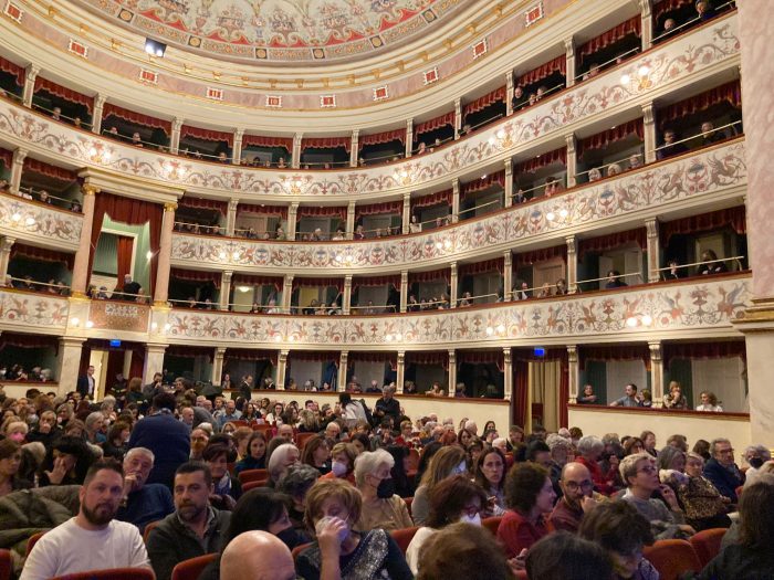 Stagione teatri di Siena: tra i protagonisti Bisio, Haber, De Sio, Bergamasco e Mannino