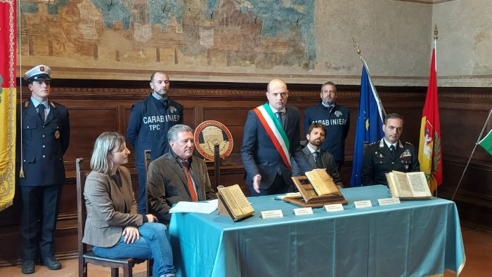 San Gimignano: recuperato un antico manoscritto rubato dalla Biblioteca comunale