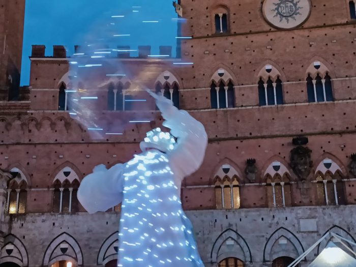 “Voli Pindarici” in città e nei quartieri tra spettacoli itineranti, circo e trampolieri