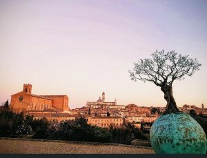 Lo scultore Roggi dona a Siena "L'Amore salva il mondo"