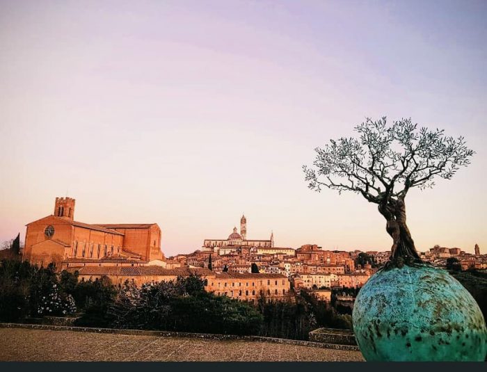 Lo scultore Roggi dona a Siena "L'Amore salva il mondo"