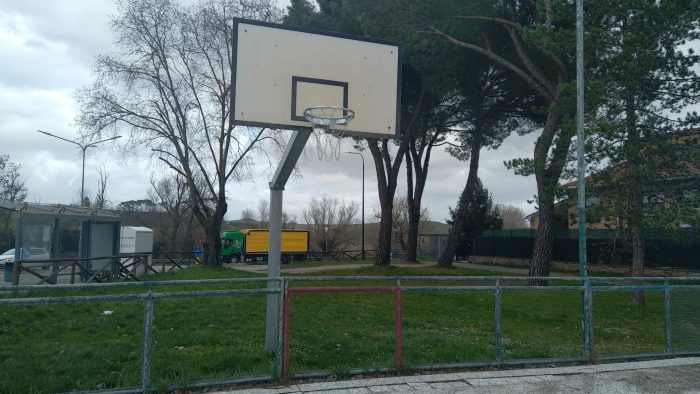 Isola d'Arbia, sostituiti i canestri nel campo da basket