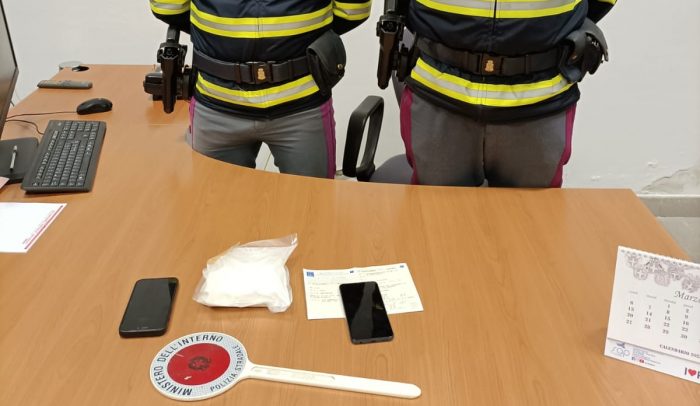 Viaggia in auto con mezzo chilo di cocaina, 24enne albanese arrestato dalla Polstrada di Montepulciano