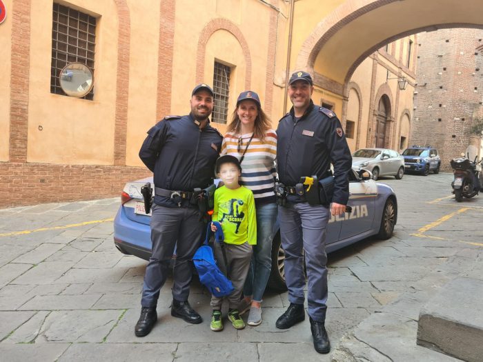 Bambino di 7 anni si perde a Siena durante una gita: la polizia ritrova i genitori