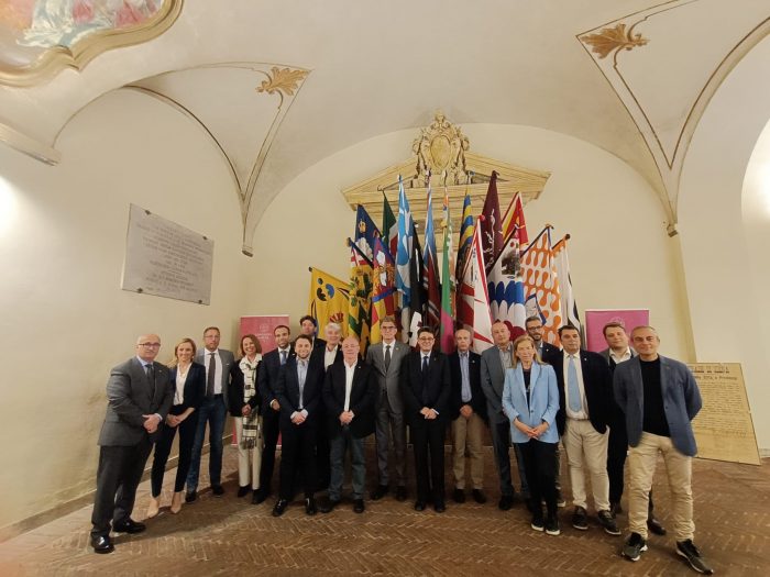 Consegnate all'Università di Siena le bandiere delle 17 Contrade. Di Pietra: "Si consolida un legame storico"