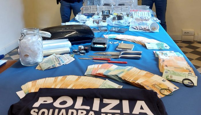 Siena: nascondevano 27 chili di hashish nel frigo di casa, arrestate due giovani