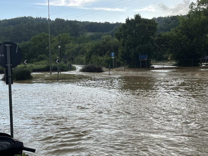 Maltempo a Siena, allagamenti a Badesse dove lo Staggia rischia di straripare