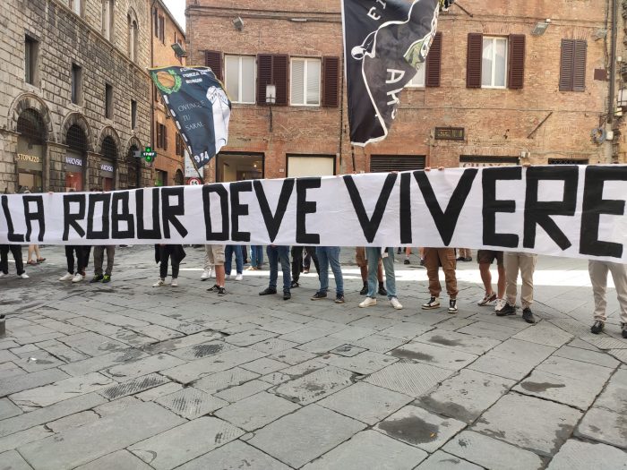 Siena Calcio, i tifosi scendono in piazza e incontrano il sindaco: "Unica speranza il fallimento"