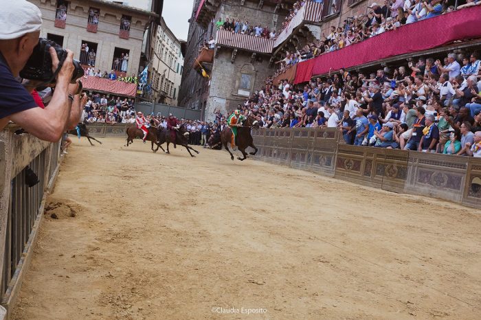 Palio 2 luglio, ecco le sanzioni. Torre squalificata per una carriera, due censure per la Chiocciola