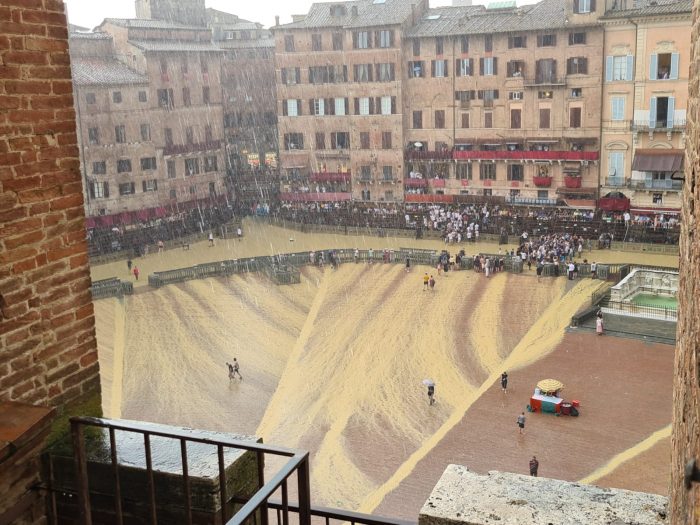 Acquazzone su Siena, annullata la quarta prova del Palio del 16 agosto