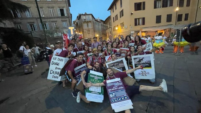 L'Oca festeggia in notturna la vittoria del Palio dell’Assunta con un “Corteo-fiume”