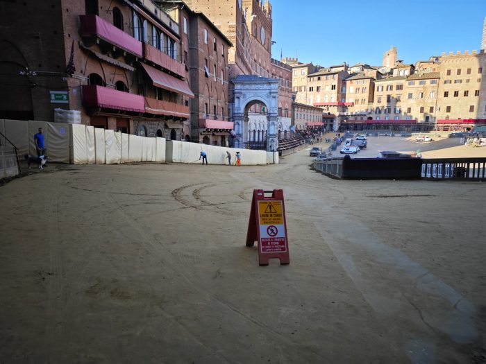 Piazza del Campo, operai del Comune al lavoro dalle 6 del mattino, il tufo è in buone condizione