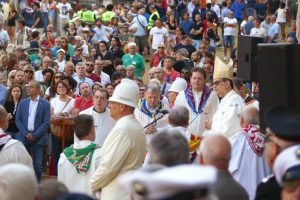 Messa del fantino, il cardinale Augusto Paolo Lojudice parla del perdono e della donna