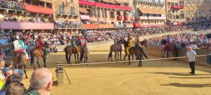 Palio agosto 2023, la Chiocciola vince la provaccia, cade la Pantera