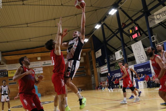 Basket: finale al cardiopalma a Firenze, la Stosa Virtus Siena vince 93-94 contro Legnaia