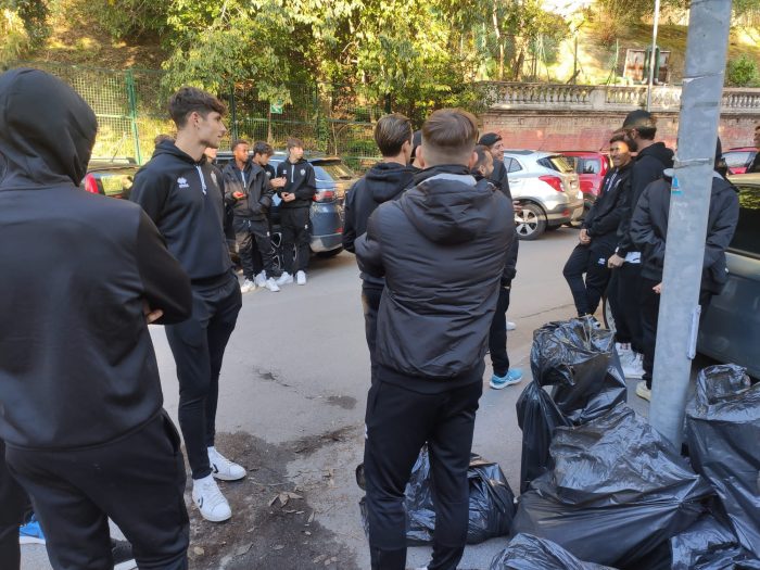 Robur, staff e giocatori puliscono la parte esterna dello stadio Franchi: "Vogliamo tornare, qui è tutta un'altra cosa"