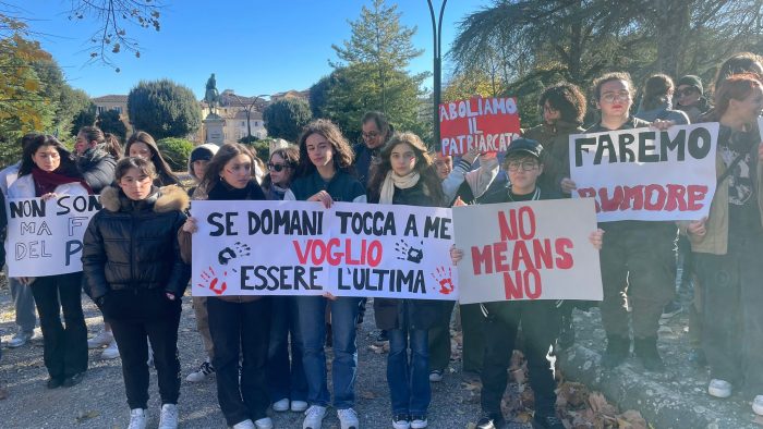 Violenza di genere, sit-in degli studenti del Liceo Artistico per far rumore ai giardini della Lizza