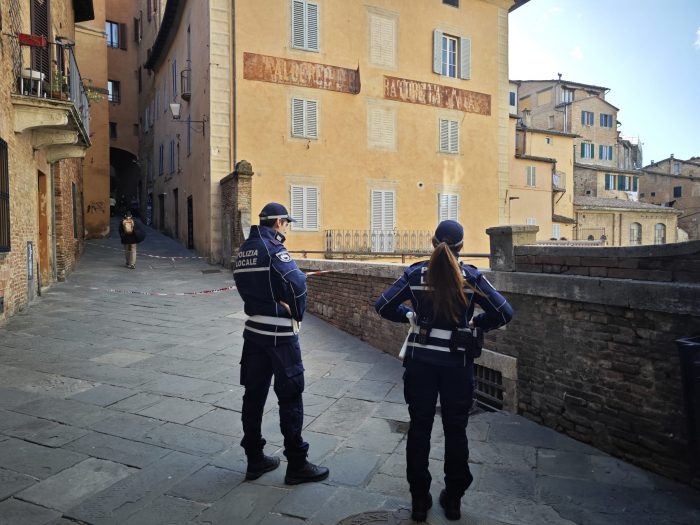 Si stacca l'insegna dello storico Albergo La Scala: via Diacceto e Fontebranda chiuse al traffico pedonale