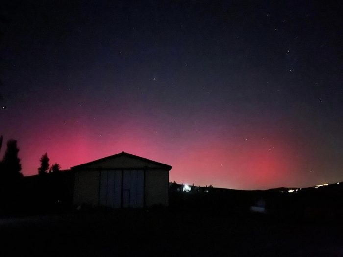 Aurora Boreale, il cielo della Val d'Orcia si tinge di rosa. Marchini: "Occhi puntati a nord anche stasera"