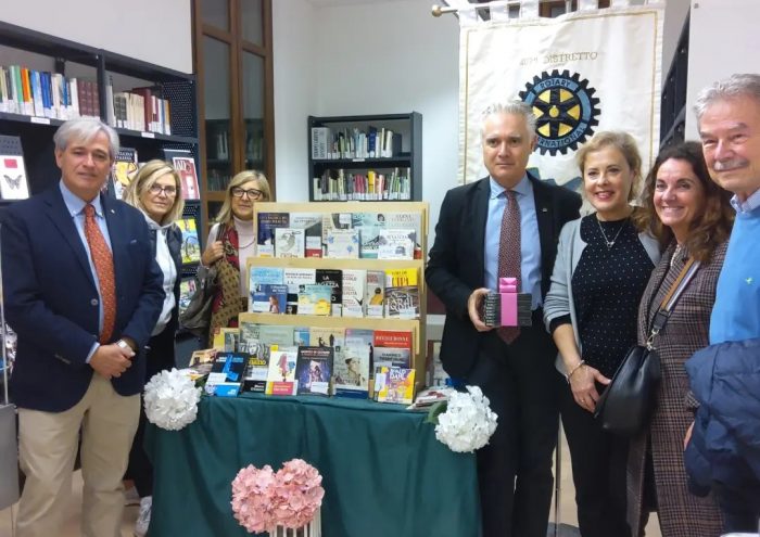 Poggibonsi: il Rotary Club Alta Valdelsa dona alla biblioteca 10 nuovi audiolibri