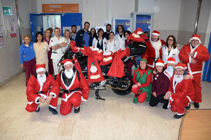 Ospedale le Scotte, Babbo Natale arriva in moto: tanti regali della Banda Bassotti ai bimbi di pediatria