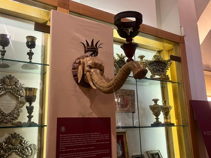 Siena accesa di luci risplende, inaugurata la mostra sui braccialetti delle 17 Contrade