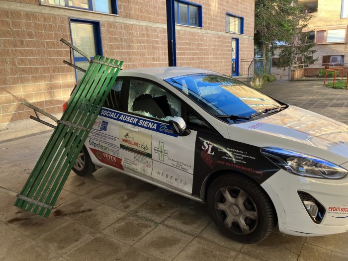 Atti vandalici contro l'Auser di Siena, danneggiata l'auto per il trasporto sociale