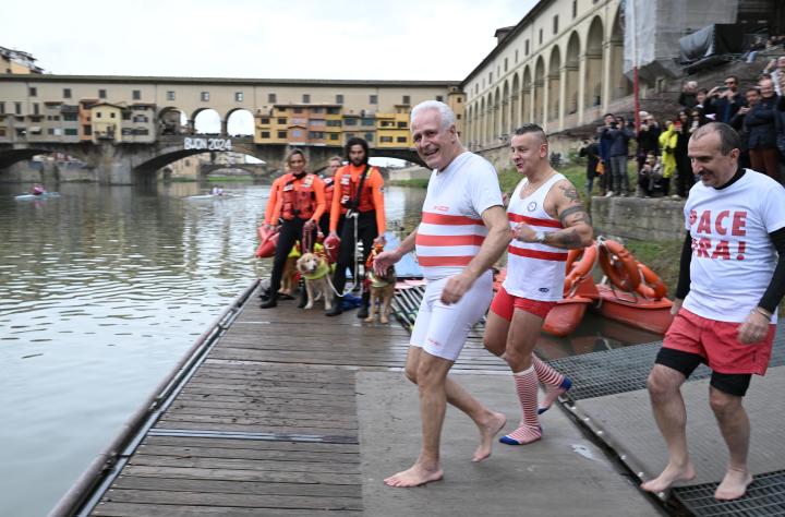 Capodanno, tradizionale tuffo in Arno del presidente della Toscana Giani