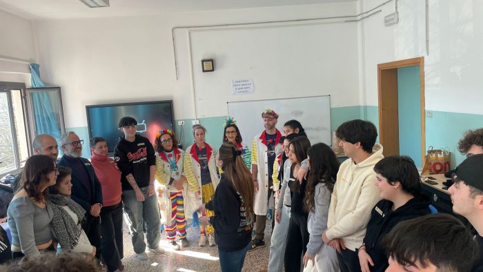 Didattica del sorriso, gli studenti del Caselli a scuola di clownterapia con Nasienasi VIP Siena