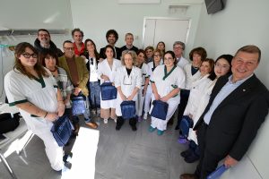 Lions Siena Torre di Mezzo dona cuffie refrigeranti a Oncologia medica delle Scotte