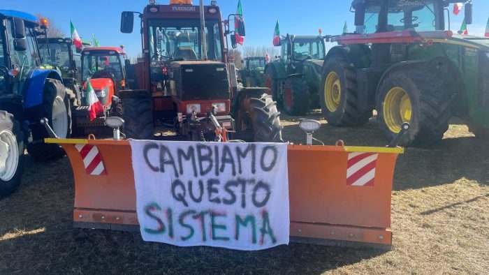 Protesta agricoltori, quarto giorno al casello Valdichiana. Attesi per il fine settimana centinaia di altri trattori