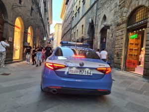 Siena, Polizia rintraccia e denuncia straniero clandestino: scatta l'espulsione