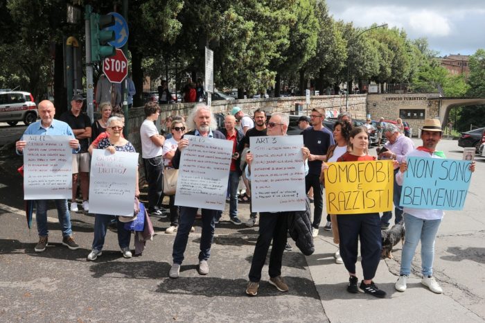 Vannacci a Montepulciano, protesta pacifica contro "la diffusione dell'odio"