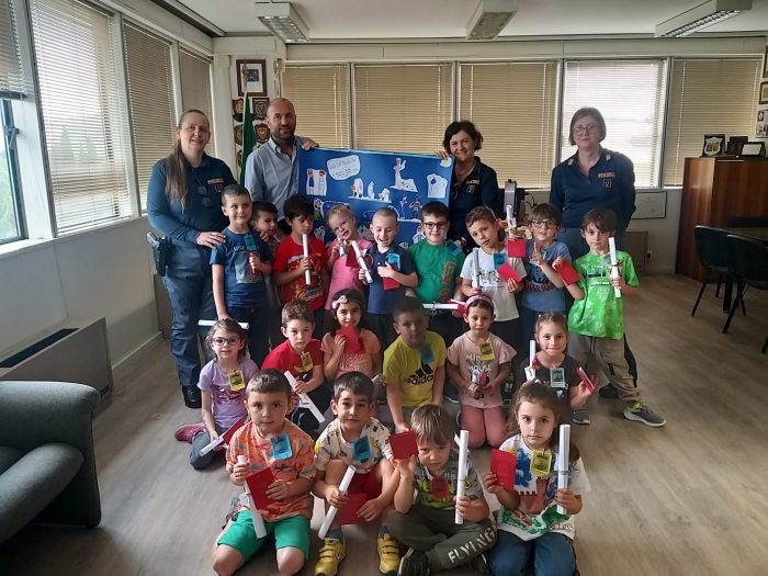 A scuola dalla Polizia, bambini in visita al commissariato di Poggibonsi